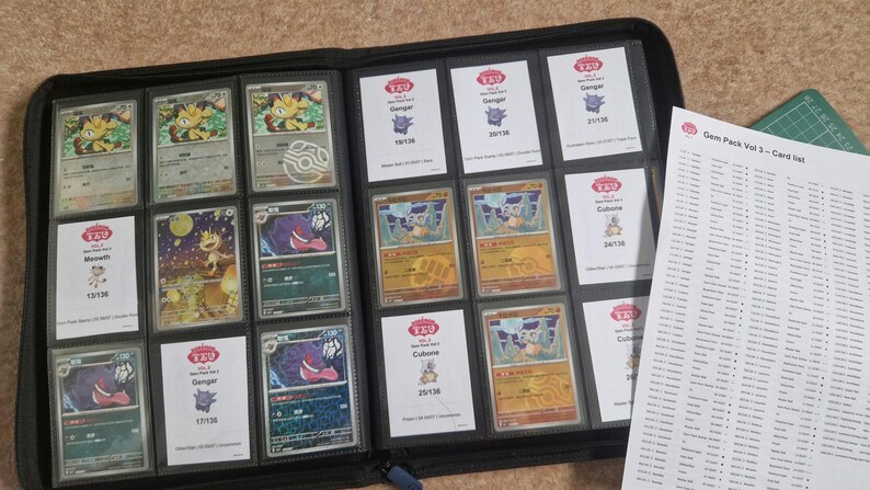 Pode incluir: Um fich&aacute;rio preto cheio de cartas colecion&aacute;veis Pok&eacute;mon, cada uma em mangas individuais. As cartas apresentam v&aacute;rios personagens Pok&eacute;mon e s&atilde;o exibidas em fileiras. Uma folha impressa com o texto "Gem Pack Vol 3 - Card set" &eacute; vis&iacute;vel.
