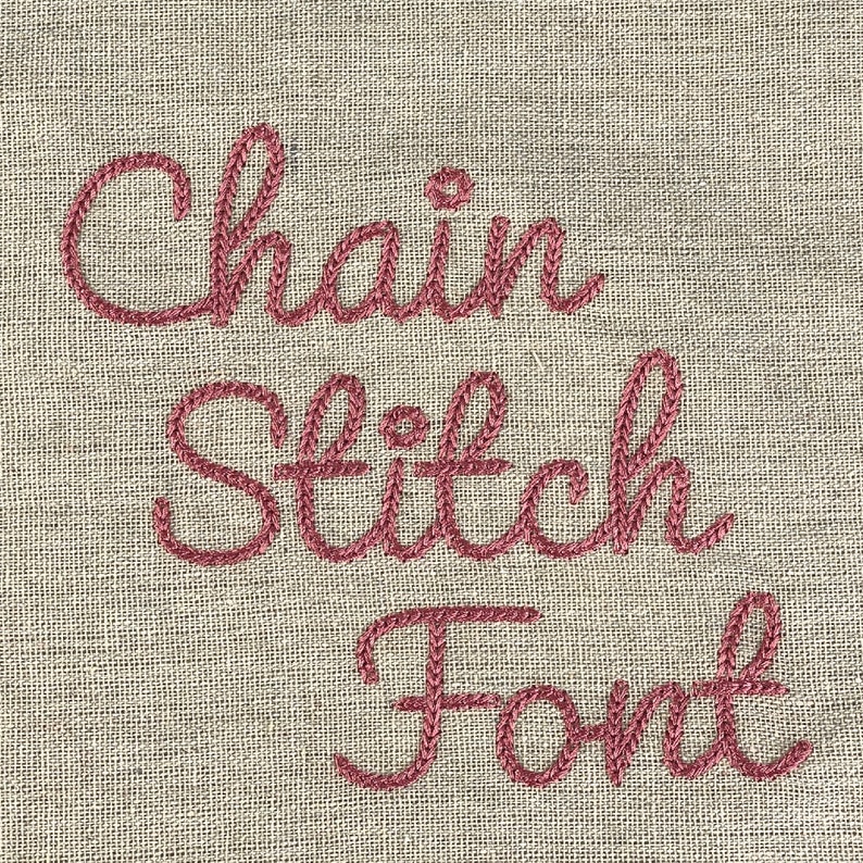 Może przedstawiać: Zbliżenie na tkaninę z wyszytymi r&oacute;żową nicią słowami "Chain Stitch Font".