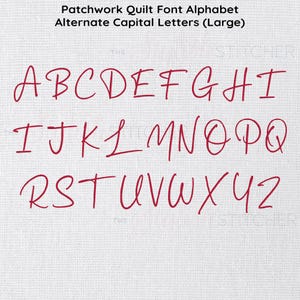 K&ouml;nnte beinhalten: Ein komplettes Alphabet in einer Patchwork-Quilt-Schriftart mit alternierenden Gro&szlig;buchstaben in gro&szlig;er Gr&ouml;&szlig;e. Die Buchstaben sind im handschriftlichen Stil gehalten und haben eine tiefrote Farbe. Der Hintergrund ist ein wei&szlig;er, strukturierter Stoff.
