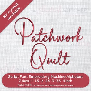 K&ouml;nnte beinhalten: Ein rotes Stickmaschinen-Alphabet-Design mit den Worten "Patchwork Quilt". Das Design umfasst 7 Gr&ouml;&szlig;en von 2,5 cm bis 10,2 cm. Der Text "BX Format Available" befindet sich in der oberen linken Ecke.