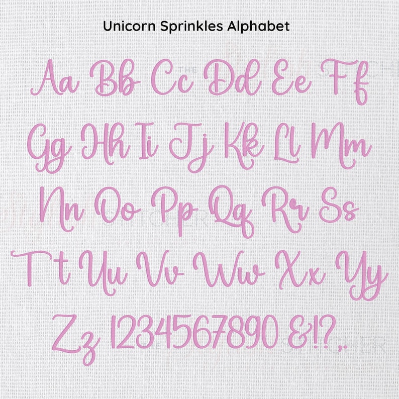 K&ouml;nnte beinhalten: Rosa Buchstaben und Zahlen mit einem Streusel-Design. Die Buchstaben sind in einer kursiven Schriftart. Die Zahlen sind in einer Blockschriftart. Die Buchstaben und Zahlen befinden sich auf einem wei&szlig;en Hintergrund.