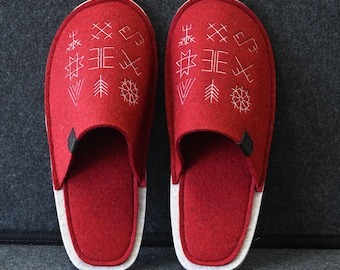 Pantufas de lã merino com bordado de símbolos étnicos