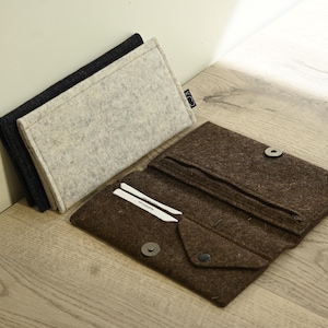 Cartera de fieltro de lana merino hecha a mano: organizador con cremallera para teléfono, tarjetas y efectivo. Cartera de viaje minimalista.