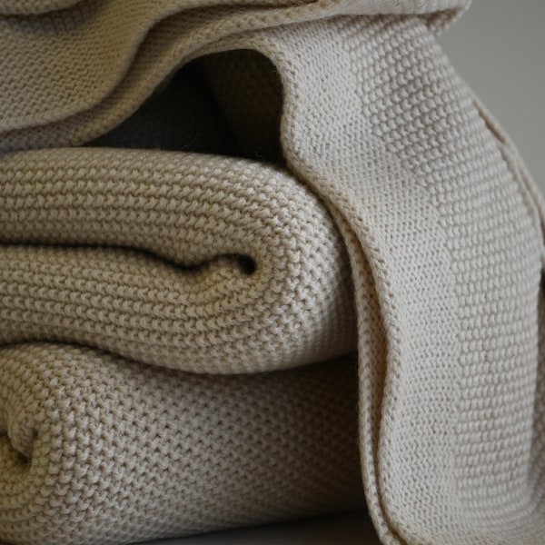 Beige Decke aus 100% Merinowolle / Babydecke gestrickt aus Merinowolle