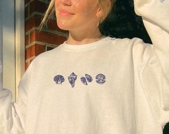 Sudadera de cuello redondo con bordado de conchas vintage: un acogedor jersey de concha de ostra para disfrutar de la costa de Amalfi.