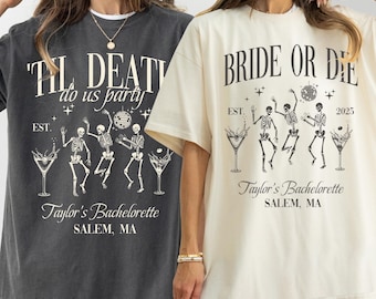 Pode incluir: Duas camisetas grandes, uma cinza carvão e outra creme, com gráficos de esqueleto e texto. A camisa cinza diz "'Til Death do us party" e a camisa creme diz "Bride or Die". Ambas as camisas incluem "Taylor's Bachelorette" e "Salem, MA".
