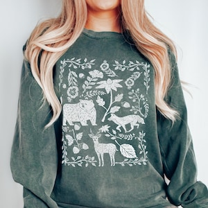 Cottagecore Forest Animals Fall Comfort Colors Sweatshirt Vintage Wildflower Deer Bear Fox Top Nature Lover Gift Sweater Forestcore Clothing