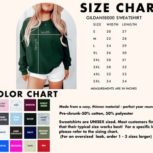 K&ouml;nnte beinhalten: Gr&ouml;&szlig;entabelle f&uuml;r ein Gildan 18000 Sweatshirt, mit Ma&szlig;en in Zoll. Die Tabelle listet die Gr&ouml;&szlig;en S bis 5XL mit den entsprechenden Breiten- und L&auml;ngenma&szlig;en auf. Eine Farbkarte zeigt verschiedene Sweatshirtfarben. Das Bild zeigt auch eine Person, die ein dunkelgr&uuml;nes Sweatshirt tr&auml;gt.