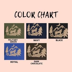 Puede incluir: Carta de colores que muestra cinco colores de camiseta diferentes con un gr&aacute;fico de un lobo aullando a la luna en una escena de bosque. Los colores son verde militar, azul marino, negro, azul real y chocolate negro.