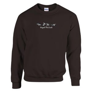 Sweat-shirt requin brodé pour amateur de requins, cadeau requin marteau, col rond brodé, respect des habitants, biologie marine, nature Dark Chocolate