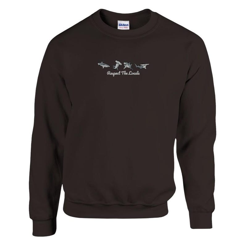 Sweat-shirt requin brodé pour amateur de requins, cadeau requin marteau, col rond brodé, respect des habitants, biologie marine, nature Dark Chocolate