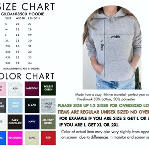 Może przedstawiać: Tabela rozmiar&oacute;w dla bluzy z kapturem Gildan 18500, z wymiarami w calach. Tabela zawiera rozmiary od S do 5XL, z odpowiednimi wymiarami szerokości i długości. Tabela kolor&oacute;w przedstawia r&oacute;żne kolory bluz z kapturem.
