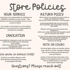 以下が含まれることがあります： 手書きフォントで「Store Policies」と書かれたクリーム色のグラフィック。住所の正確さ、返品、キャンセル、破損したアイテムに関するポリシーを説明するテキスト。追加のテキストは色のバリエーションについて説明しています。