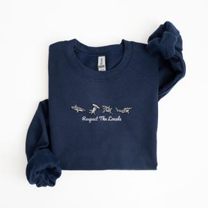 Sweat-shirt requin brodé pour amateur de requins, cadeau requin marteau, col rond brodé, respect des habitants, biologie marine, nature image 5