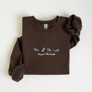 Sweat-shirt requin brodé pour amateur de requins, cadeau requin marteau, col rond brodé, respect des habitants, biologie marine, nature image 7