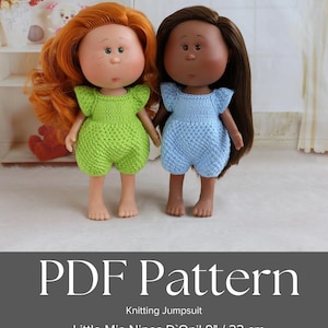 Könnte beinhalten: Zwei Puppen in gestrickten Overalls. Eine Puppe hat rotes Haar und einen grünen Overall, die andere hat braunes Haar und einen blauen Overall. Der Text "PDF Pattern" und "Little Mia Nines D'Onil 9" / 23 cm" sind sichtbar.