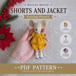 Op de afbeelding: Een Maileg muispop in een gele short en jas outfit, met witte schoenen. De afbeelding bevat tekst die luidt "SHORTS AND JACKET Knitting Pattern" en "PDF PATTERN". De outfit is een tweedelige set en het patroon is in het Engels.