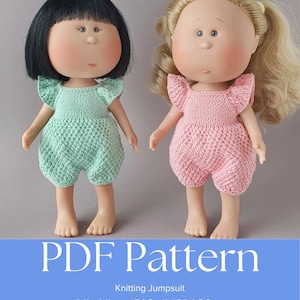Op de afbeelding: Twee poppen in gebreide jumpsuits, één mintgroen, de andere roze, beide met ruchesmouwen. De poppen hebben zwart en blond haar. De afbeelding bevat tekst: "PDF Pattern" en "Knitting Jumpsuit Mia Nines D'Onil 12" / 30 cm".