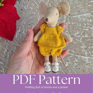 Op de afbeelding: Een handgemaakte Maileg Mouse Big Sister pop met een gele gebreide outfit en witte schoenen. De pop heeft beige stoffen oren, armen en benen. De afbeelding bevat de tekst "PDF Pattern" en "Knitting Suit of shorts and a jacket."