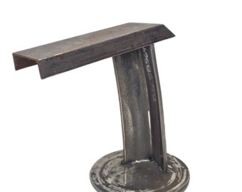 Abstrakter Beistelltisch