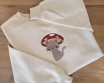 Gesticktes Pilz-Hut-Katzen-Sweatshirt | Minimalistische Katzenliebhaber Rundhalsausschnitt | Einzigartiges Cottagecore Pilze Katzen Design | Von der Natur inspiriertes Design
