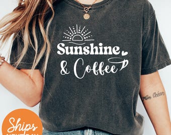 Camiseta "Sol y Café", camiseta para amantes del café, camiseta "Vibras de Verano", fin de semana de chicas, camiseta de fin de semana, camiseta "Hola Verano", vacaciones de verano para chicas