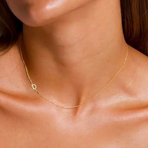 Elegante y delicado collar con letras doradas