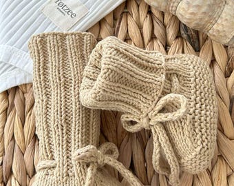 Calcetines y patucos de bebé con encaje Totzee color capuchino: calidez tejida a mano con un estilo elegante.