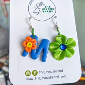 Brincos iniciais artesanais, brincos de alfabeto personalizados, brincos de flor de letras, brincos artísticos em formato de gota, joias personalizadas, argila de polímero