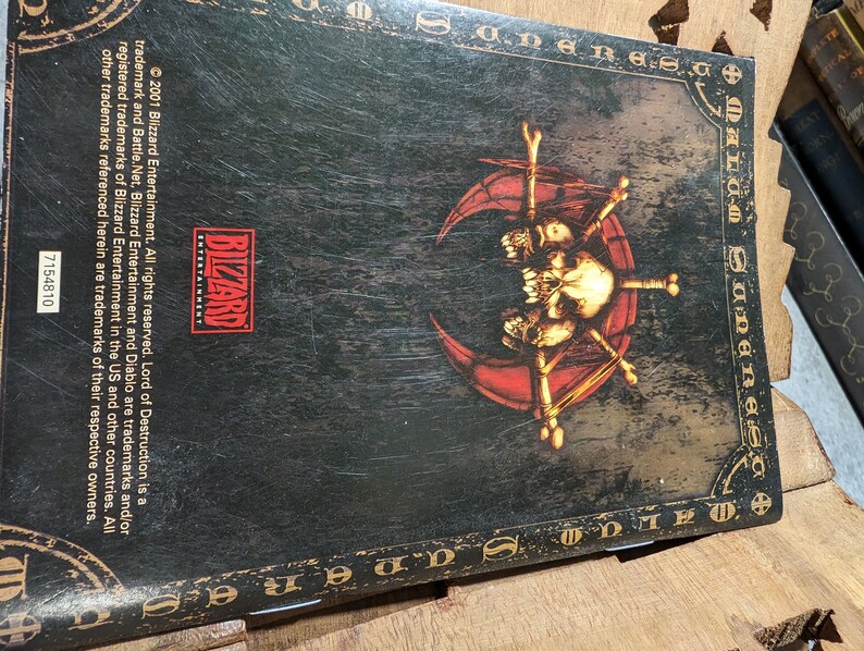 Op de afbeelding: Een zwarte en rode Diablo II Lord of Destruction gamebox met een schedel en gekruiste beenderen logo. De tekst "Diablo II Lord of Destruction" is geschreven in een gotisch lettertype.
