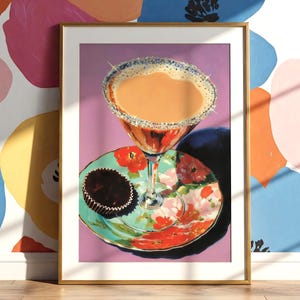 Kremowy czekoladowy Martini Wall Art ze słodyczami na talerzu kwiatowym – plakat do kuchni w stylu retro pop, maksymalistyczny wystrój baru, zabawny wydruk w stylu vintage