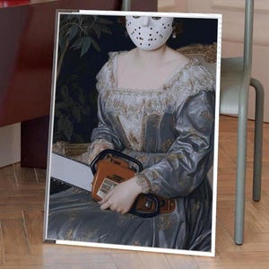 Può includere: Una stampa incorniciata raffigurante una donna in abito storico e una maschera da hockey, che tiene in mano una motosega arancione. L'opera d'arte ha un'estetica cupa e drammatica, con un mix di elementi classici e moderni. La stampa è esposta su un pavimento in legno.