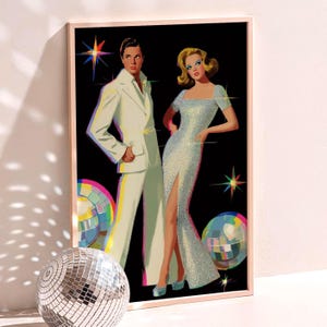 ディスコカップルのアートプリント – 70年代のレトロなグラムダンスポスター、キラキラの衣装とミラーボール、ヴィンテージ風パルプスタイルの壁装飾