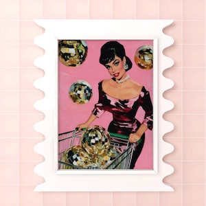 Wydruk artystyczny Disco Ball Diva – Retro Glam Woman z koszykiem zakupowym z lustrzanymi kulami, maksymalistyczna dekoracja ścienna Pop Art do eklektycznych wnętrz