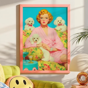 Stampa artistica glamour "Poodle Glam" - Donna ispirata agli anni '50 in abito rosa con barboncini bianchi, arte murale retro massimalista per gli amanti dei cani