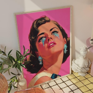 Glam Pop Art Crying Girl Print – Retro Diva mit glitzernden Tränen, Pink Statement Wandkunst für Maximalisten oder Y2K-inspirierte Dekorationen