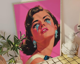 Impresión de chica llorando estilo pop glam: una diva retro con lágrimas brillantes. Arte de pared rosa intenso para una decoración maximalista o inspirada en el efecto 2000.