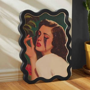 Vintage Glam Girl mit glitzernden Tränen - Pop Art Print, emotionales Mädchen Poster für eine launische, Retro oder Maximalist Dekoration, kleine bis große Größen
