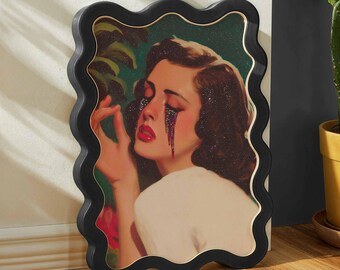 Chica glamurosa vintage con lágrimas brillantes: impresión de arte pop emotivo, póster de chica triste para decoración melancólica, retro o maximalista, en tamaños pequeños y grandes.