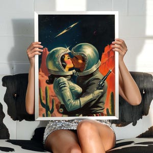 Impression d'art rétro pour les amateurs de science-fiction - art mural Pulp Space Romance, couple d'astronautes s'embrasser avec des casques futuristes, décoration pop science-fiction vintage
