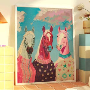 Stampa artistica con trio di cavalli glamour colorati - Poster pop art stravagante con cavalli, decorazione murale alla moda con animali pastello, divertente opera d'arte equestre massimalista