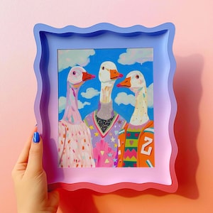 Stampa artistica di una squadra di oche colorate - Poster pop art con animali funky, decorazione da parete con uccelli massimalisti, illustrazione di oche eleganti con maglioni