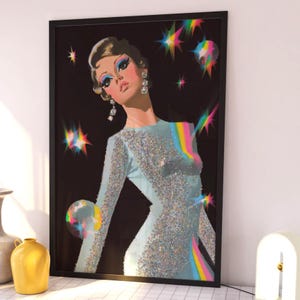 Lámina artística Disco Diva: Mujer glamurosa de los años 70 con vestido brillante y luces de arcoíris. Decoración de pared pulp pop y moderna para interiores audaces.