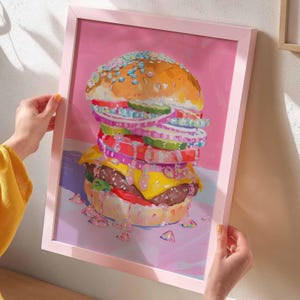 Stampa artistica Glam Burger - Poster pop art retrò con cheeseburger e gioielli scintillanti, illustrazione di cibo Y2K audace, decorazione murale colorata e massimalista