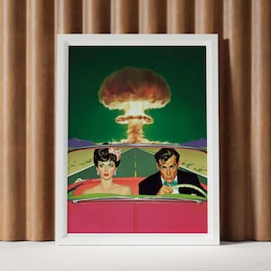 Könnte beinhalten: Ein gerahmter Druck einer Vintage-Illustration, die ein Paar zeigt, das einen roten Cabriolett auf einer Straße mit einer Atompilzwolke im Hintergrund fährt. Das Paar ist in Kleidung aus den 1950er Jahren gekleidet.