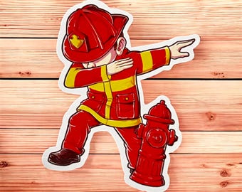 Pode incluir: Um autocolante com um bombeiro de desenho animado a fazer um dab. O bombeiro usa um uniforme vermelho com riscas amarelas e um capacete vermelho. Um hidrante vermelho está ao lado do bombeiro. O autocolante tem uma borda branca.