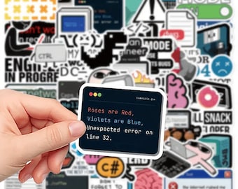Op de afbeelding: Een verzameling kleurrijke stickers met computercode, programmeren en tech-gerelateerde thema's. De stickers bevatten zinnen als "Code", "Engineer Mode", "Roses are Red, Violets are Blue, Unexpected error on line 32.", en "Vergeet niet te bewaren!"