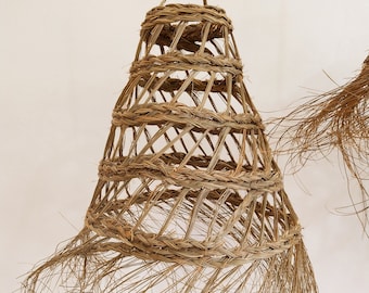 Pantalla de algas marinas: Lámpara de araña marroquí hecha a mano con hojas de palma