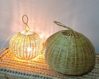 suspension en osier, lampe en rotin, abat-jour bohème, abat-jour fait main en bambou, lampe marocaine naturelle, lumière chaude respectueuse de l'environnement, décor de ferme des années 90