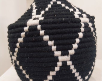 Panier berbère marocain tissé à la main : pot de rangement en paille et en laine